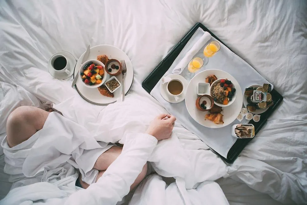 Warwick Le Crystal - Montreal Hotel