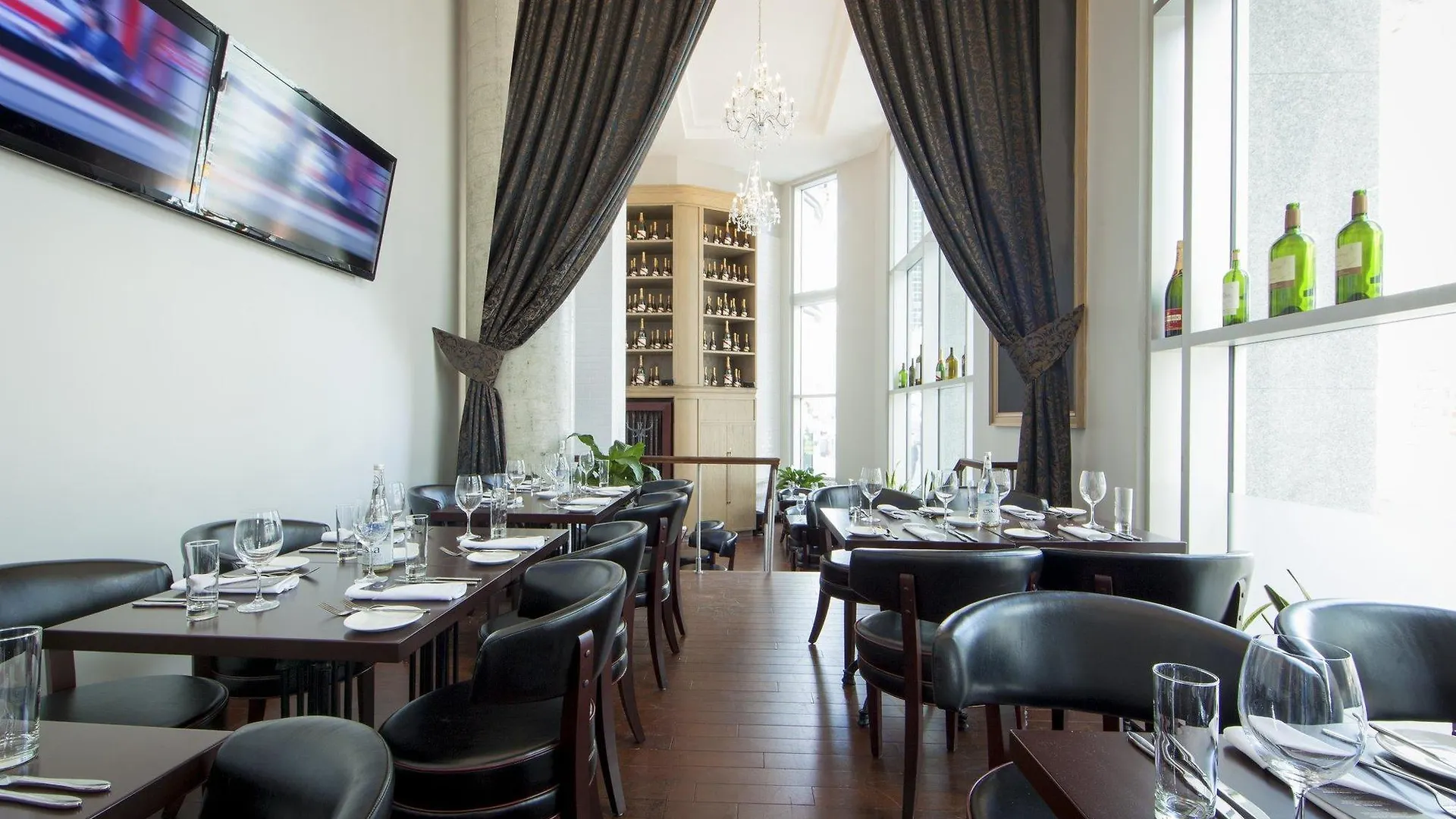 Warwick Le Crystal - Montreal Hotel