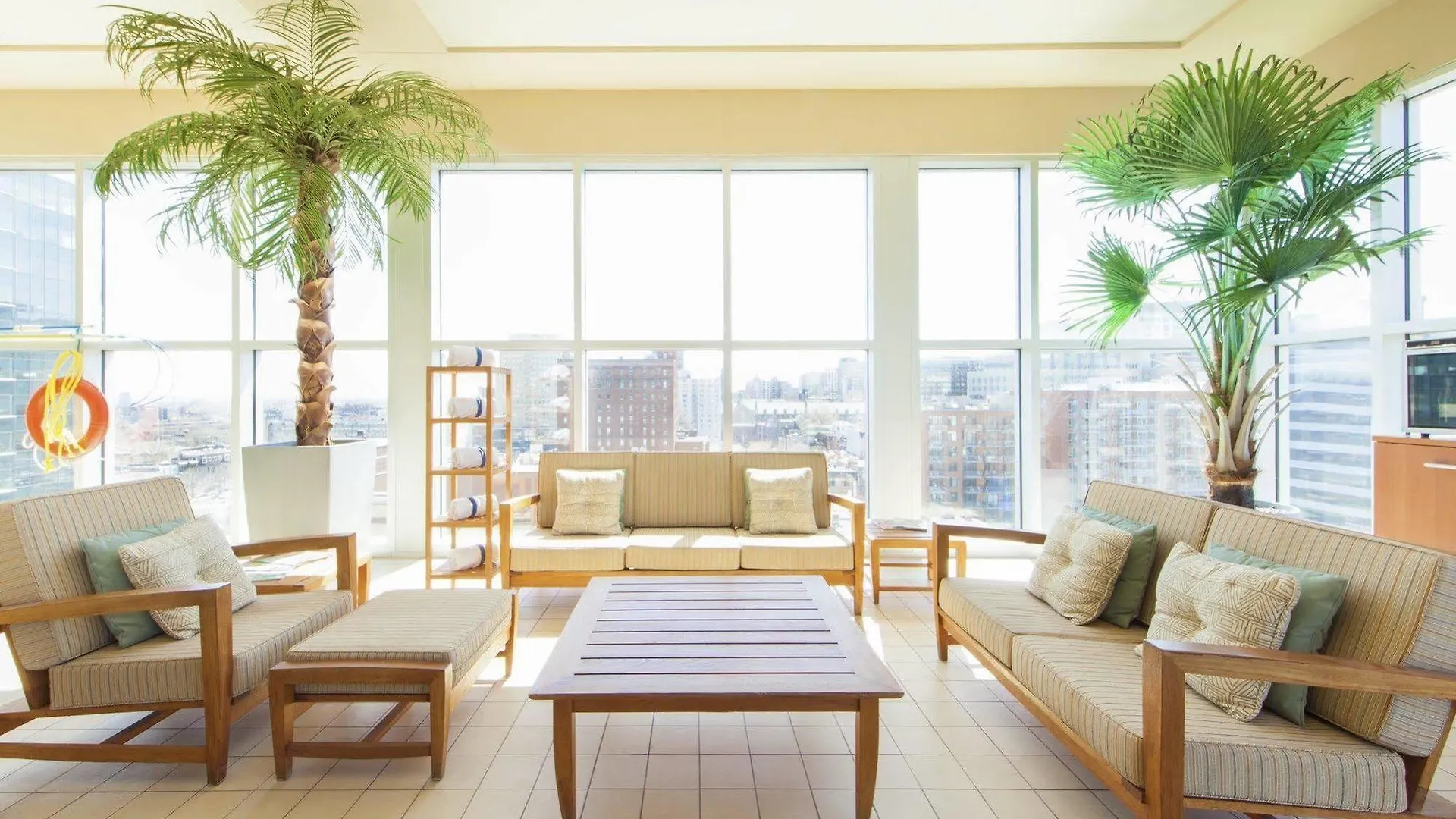 Warwick Le Crystal - Montreal Hotel 5*,