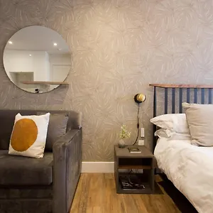 Apartment Romantic In The Heart Of Little Italy By Den