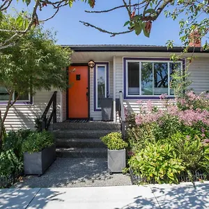 https://the-orange-door-bungalow.vancouver-hotels-bc.net