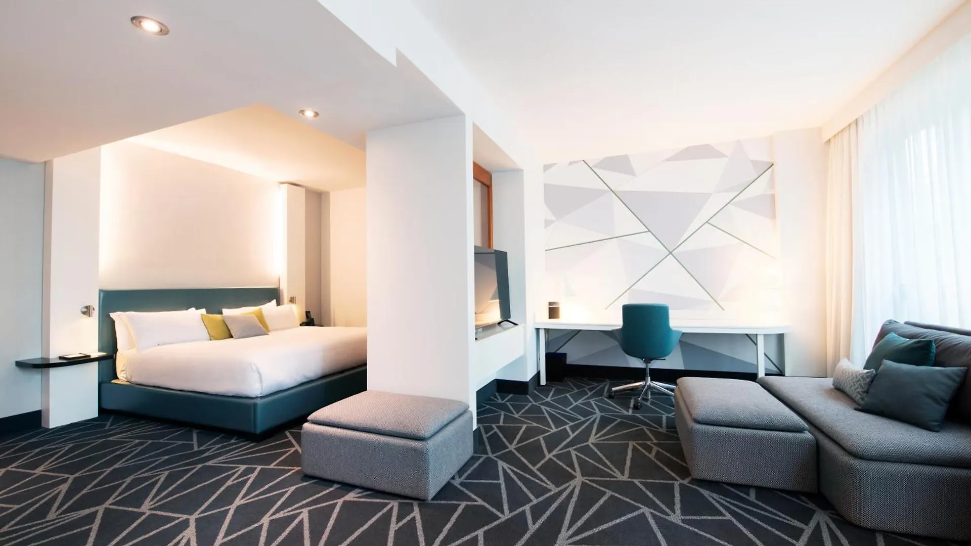 Warwick Le Crystal - Montreal Hotel