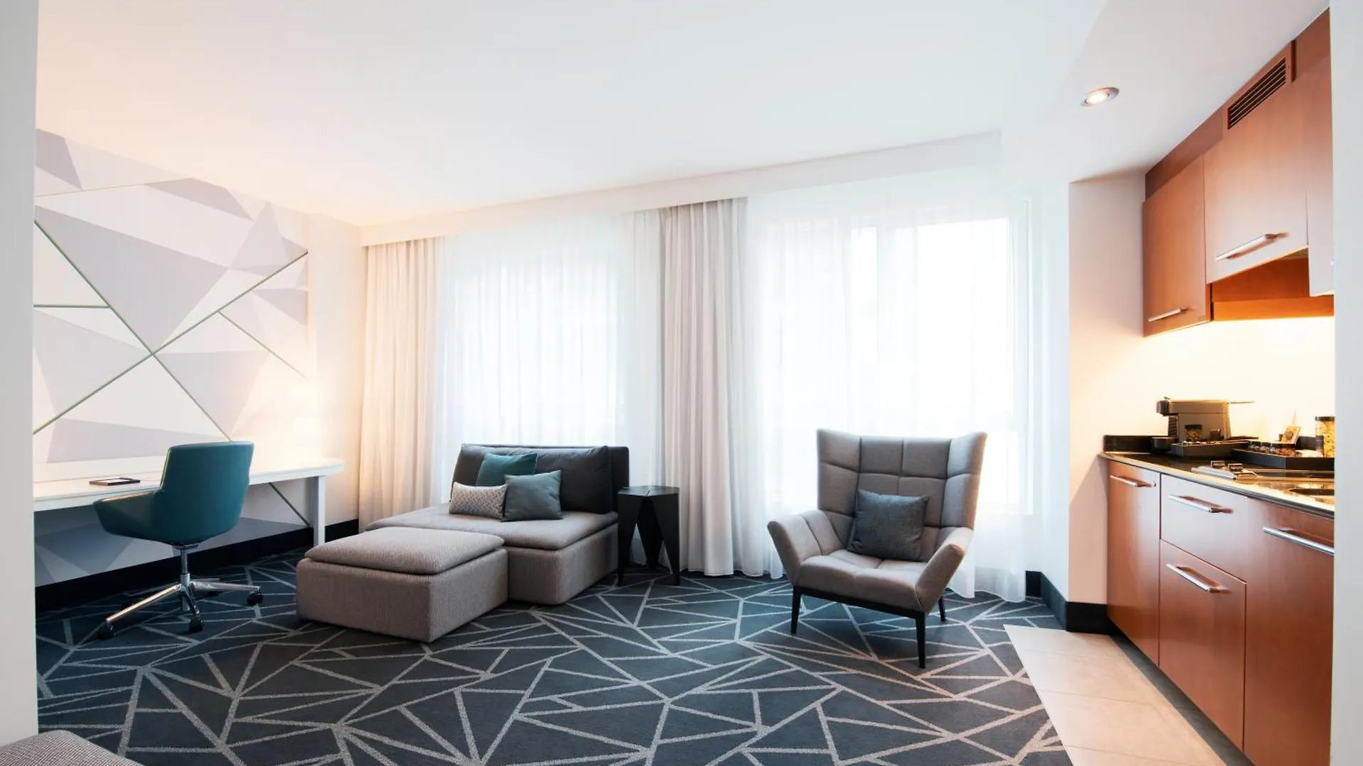 Warwick Le Crystal - Montreal Hotel