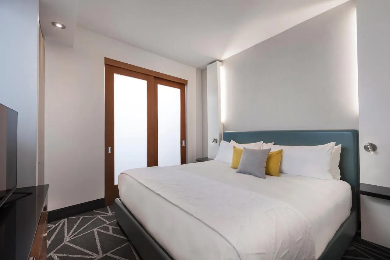 Warwick Le Crystal - Montreal Hotel