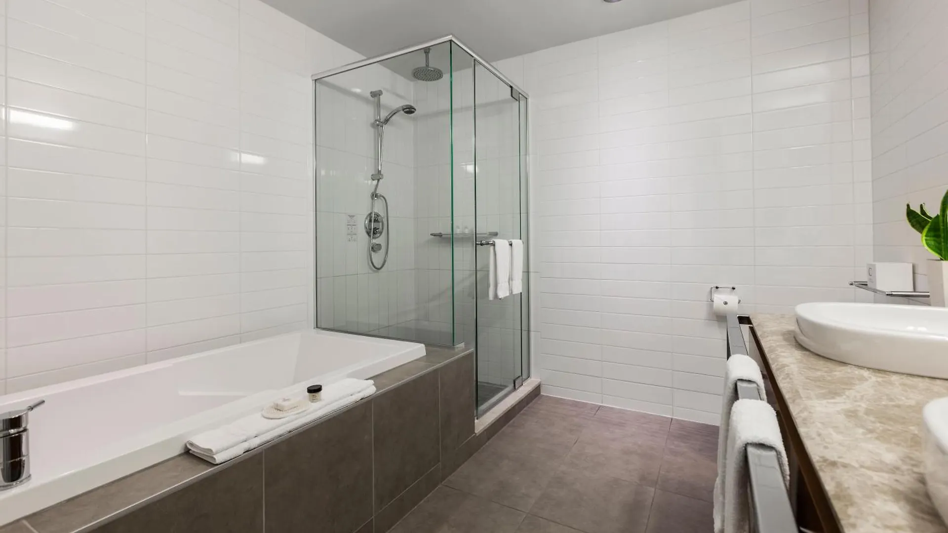 Warwick Le Crystal - Montreal Hotel 5*,  Canada