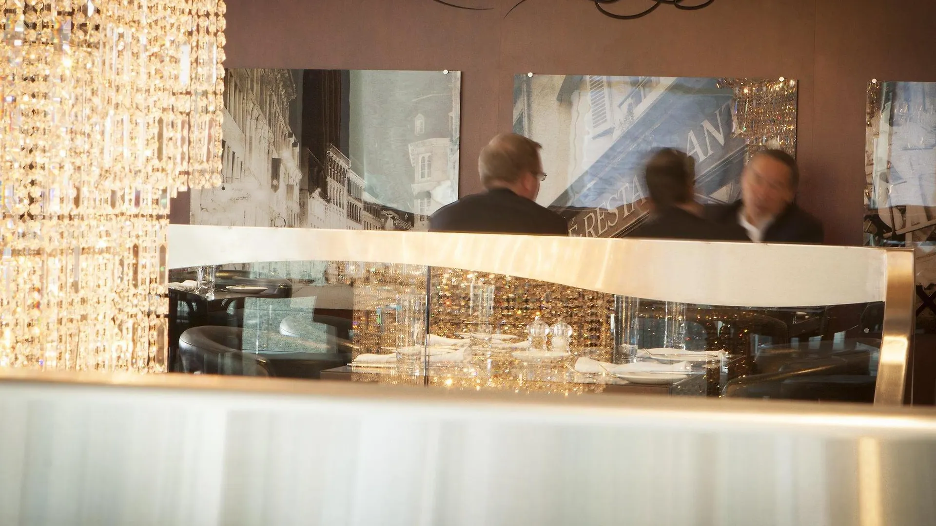 Warwick Le Crystal - Montreal Hotel