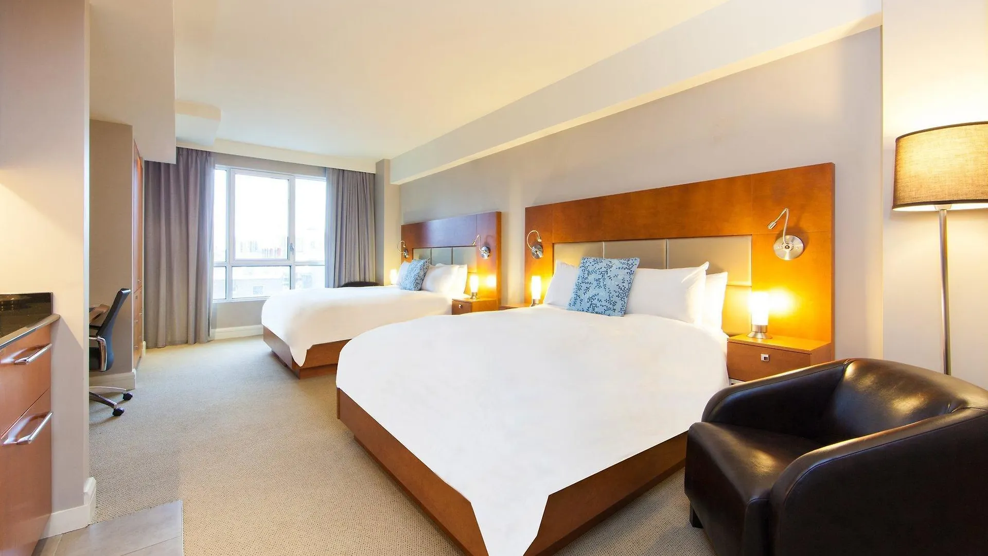 Warwick Le Crystal - Montreal Hotel
